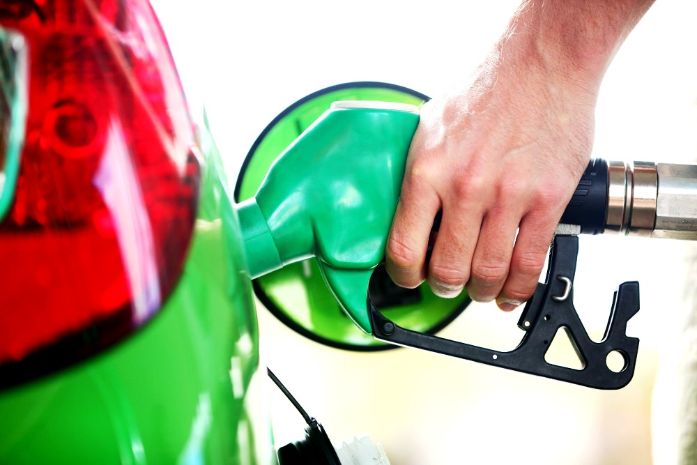 Ceny benzínov a nafty začali v apríli mierne klesať, CNG a LPG zdražujú ďalej 